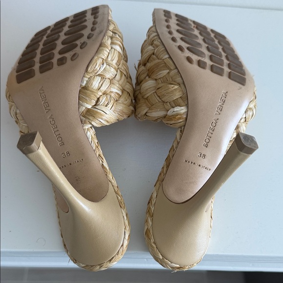 Bottega Veneta Braided Raffia Slide Heels in Natural Beige - Picture 5 of 6